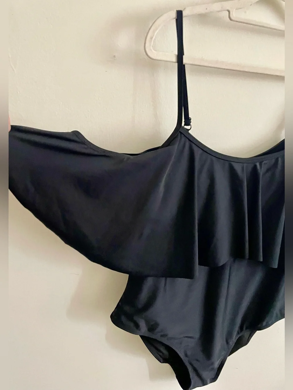 🖤 NWOT Boohoo Black Ruffle Scoop Cold Shoulder One-Piece Swimsuit 🖤